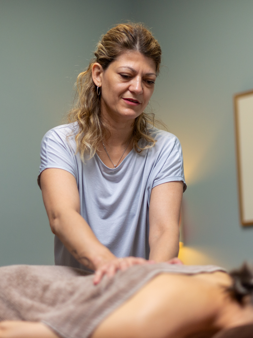 Professional massage therapist Ioanna applying techniques during a session at Narro Studio.